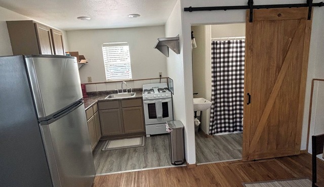 Charming cottage in terrific Sturgis with AC, WiFi