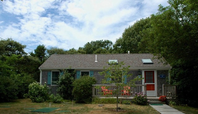 Charming Cottage - Just 1 Block or a 3-minute walk to Private Association Beach!
