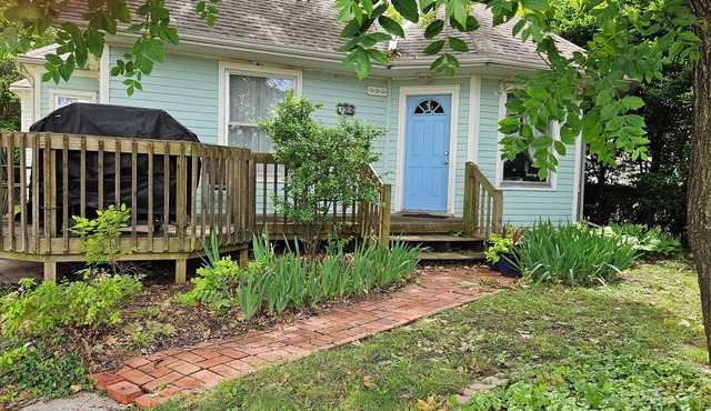 Charming Cottage-Modern Amenities-Quiet Downtown Neighborhood
