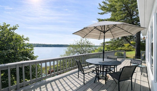 Charming cottage on Basin Cove just a short drive to the Dolphin Marina