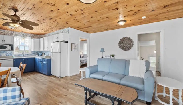 Charming cottage on quiet lane with private shoreline and views of Malpeque Bay