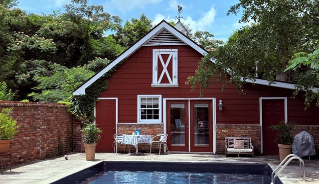 Charming Cottage on South Boundary with pool