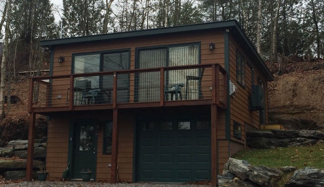 Charming cottage perfect for two, with views of Quahog Bay!