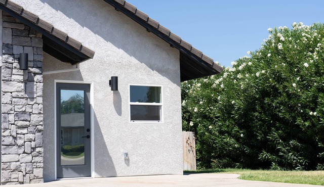 Charming cottage + quiet neighborhood by river trail