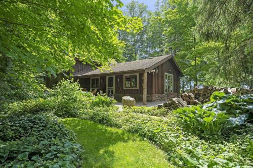 Charming Cottage Retreat with Sauna in Bond Head