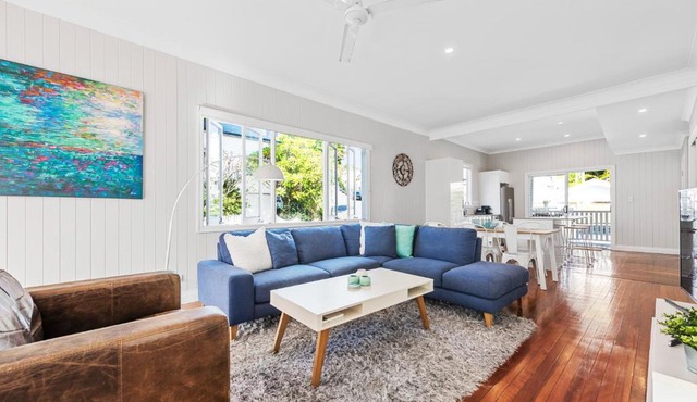 Charming Cottage Short Distance to CBD with Parking