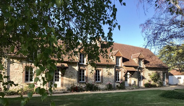 Charming cottage, sleeps 12, nestled in 3.7 hectares of greenery