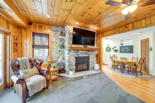 Charming Cottage: Steps to Lake Wandawega!