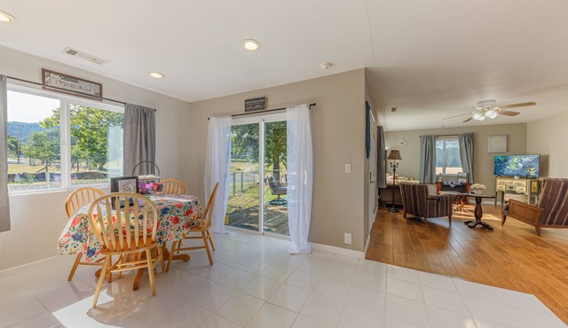 Charming Cottage near historic Jacksonville. Wi-Fi, fenced pet area.