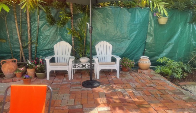 Charming Cottage with Courtyard Garden, Walk to Beaches and Embassies