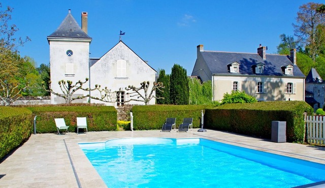 Charming Cottage with Heated Pool, Near Loire River, 2BR, Wi-Fi, Parking