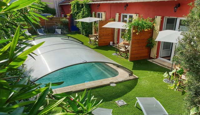 Charming cottage with jacuzzi and swimming pool in the heart of the village of Vacqueyras