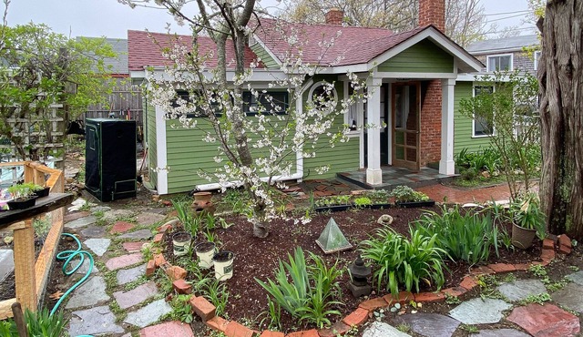 Charming cottage with full kitchen, golf nearby, & washer/dryer