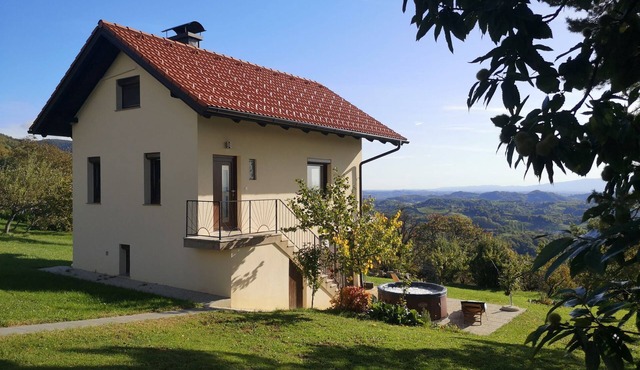 Charming cottage with beautiful view and hot tub