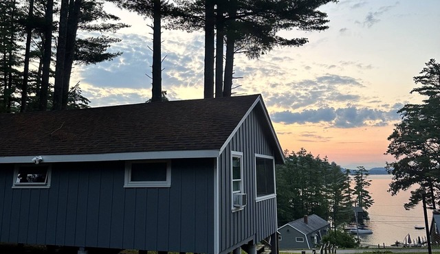 Charming cottage with beach access, a grill, dock, & nearby golf
