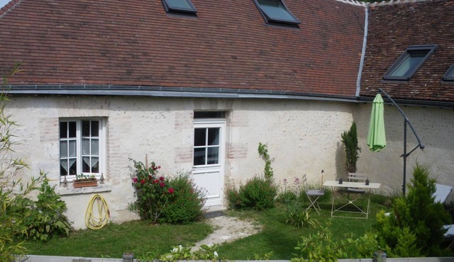Charming Cottage with Private Garden, Near Loire Castles, Pet Friendly, Free Wi-Fi