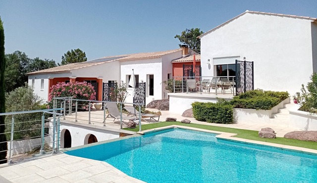 Charming cottage with swimming pool in the Var
