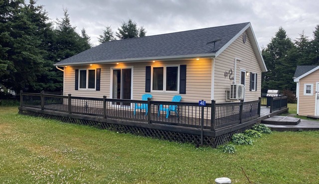 Charming Cottage with guest Cabin, hot tub and RV hook up