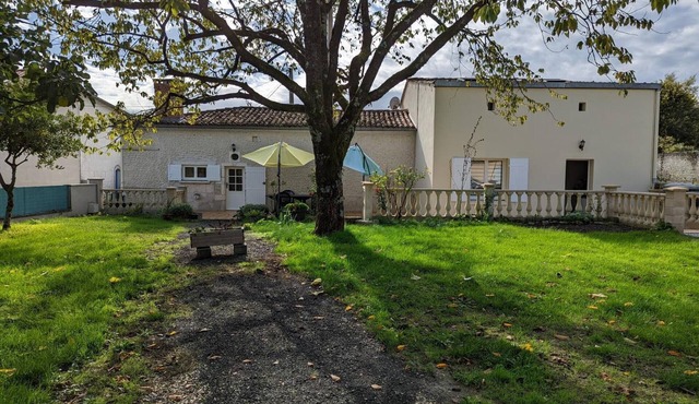 Charming cottage with private garden and pets allowed