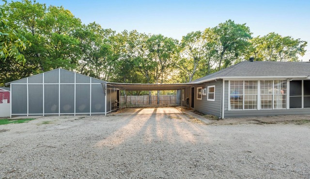 Charming cottage with WiFi and AC in the Artistic Denton.