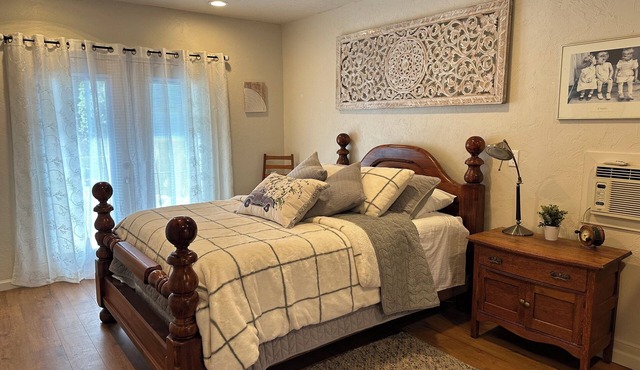 Charming Country Cottage with Stunning Mountain Views & Modern Comforts