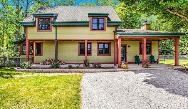 Charming country cottage with screened porch, large yard, fireplace, & WiFi