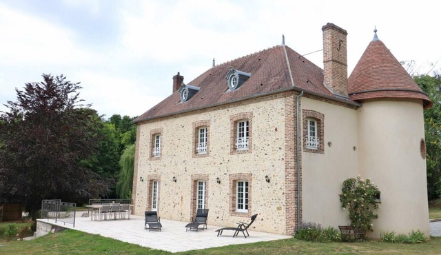 Charming Country House: 3 Bedrooms, Private Garden, Terrace, Central Heating, Near Lake, Free WiFi