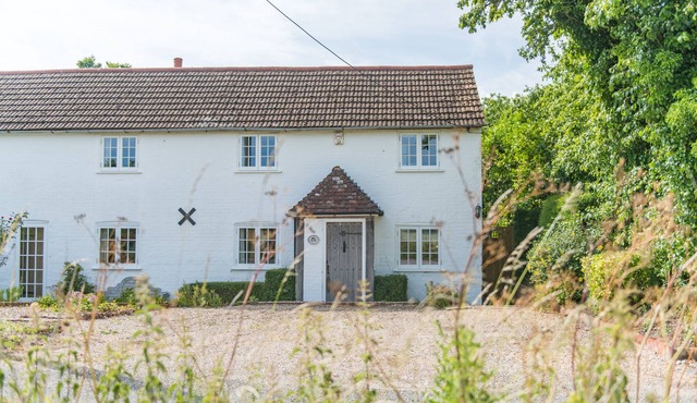 Charming countryside cottage with large garden