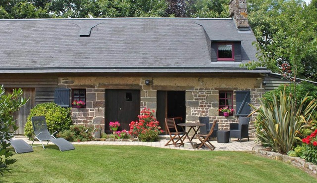 Charming Countryside Retreat with Garden, Fireplace, BBQ, and Modern Amenities