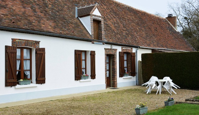 "Charming Countryside Retreat: Cozy 2-BR Home with Garden, BBQ & Kids Play Area"