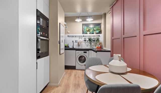 Charming & Cozy 2 BD apt, Ultracentral with WiFi, AC, across Chabad in Bucharest