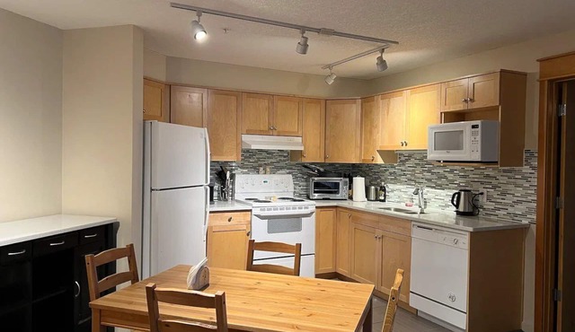 Charming, Cozy 2BR for 8 - Balcony BBQ Gym Hot Tub - Quiet and convenient