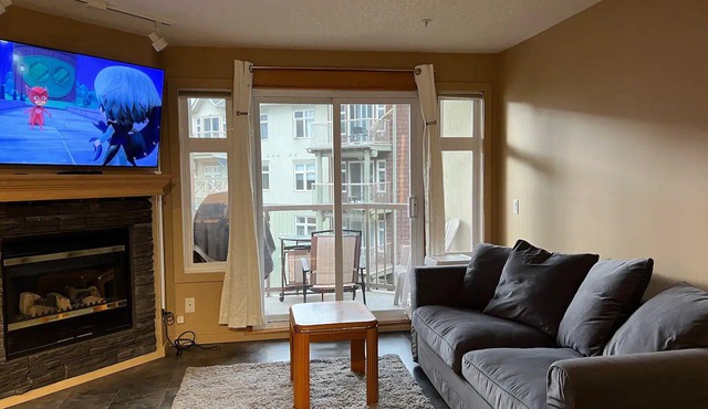 Charming, Cozy 2BR for 8 - Balcony BBQ Gym Hot Tub - Quiet and convenient