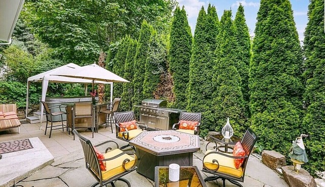 Charming & Cozy Apartment w/Hot tub patio.