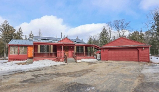Charming Cozy getaway. Use of discounted Ski passes to Ragged Mt. 20.00 per day.