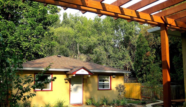 Charming Creek Side Cottage with King bed Close to Whitman