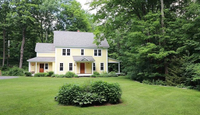 Charming creekside 4-BR country house near Sugarbush w/garage, EV charge, WiFi