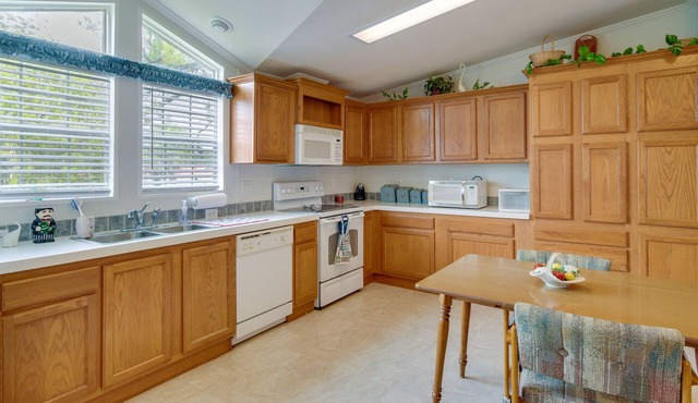Charming Crescent City Home Near Lakes!