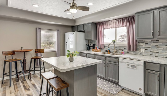 Charming Curtis House: Large Deck w/Lake View!