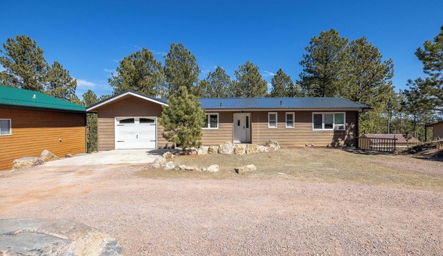 Charming Custer Pines with Hot Tub & Pet Friendly