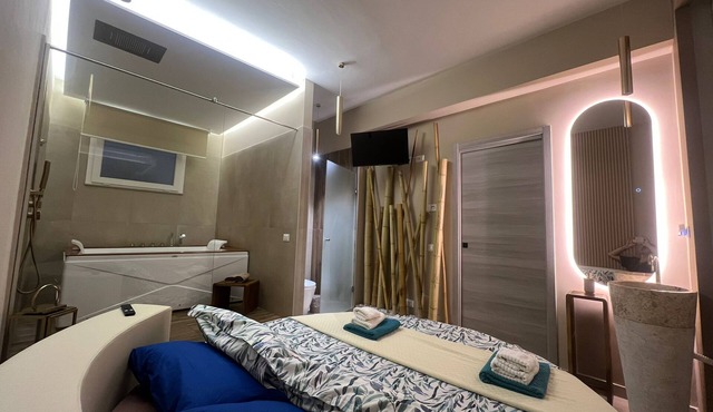 Charming deluxe suite 2 steps from the sea and downtown