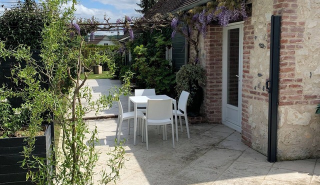Charming detached house in a quiet location. Parking, garden, terrace.
