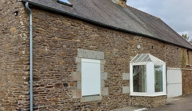 Charming detached single-storey longere in the countryside with courtyard and garden