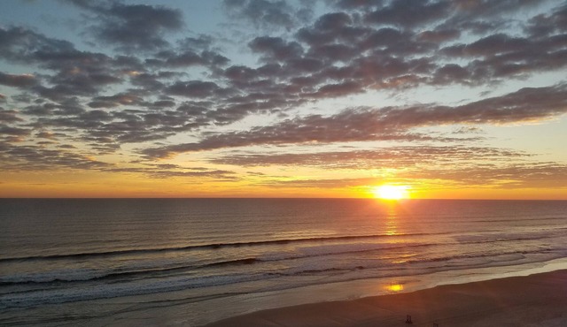 Charming Direct Ocean, Pool, and Beach front Condo, 2 bath, sleeps 4