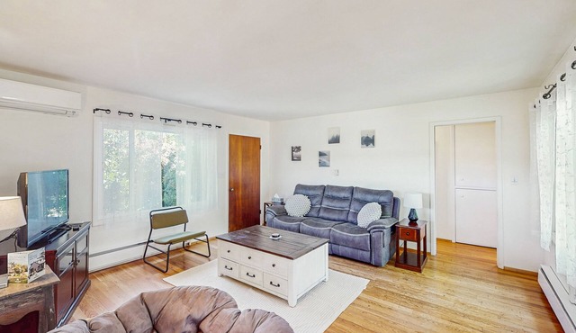 Charming dog-friendly house and separate studio w/grill, WIFI, washer and dryer