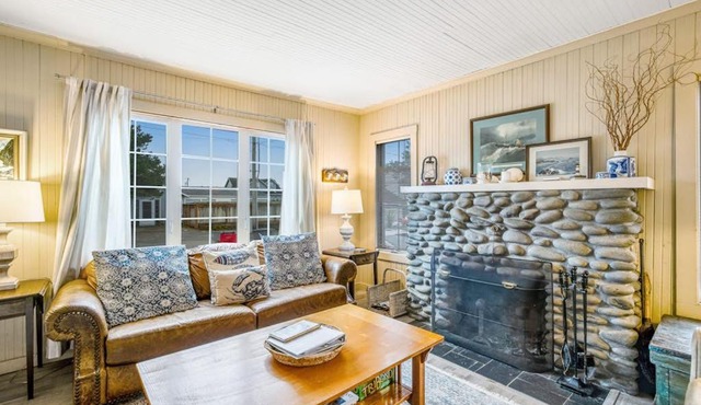 Charming dog-friendly cottage with sauna easy beach access deck & yard