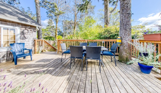 Charming Dog-Friendly Cottage with AC, Washer/Dryer, Gas Grill, Easy Beach Access