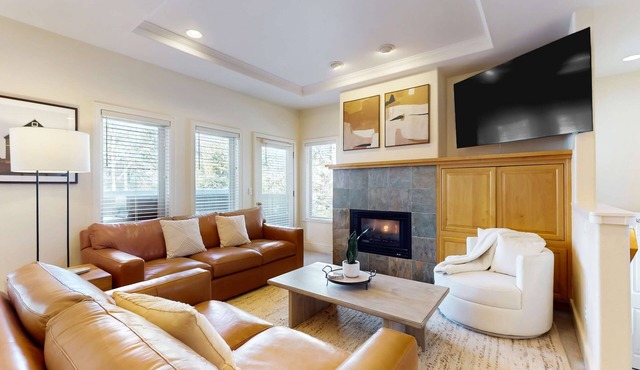 Charming dog-friendly retreat near skiing & golf with views & fireplace