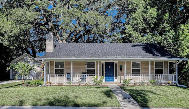 Charming dog-friendly home with enclosed yard, full kitchen & washer/dryer