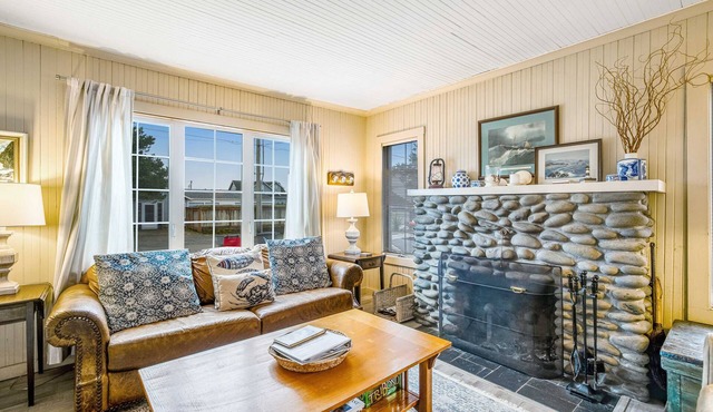 Charming dog-friendly cottage with sauna, easy beach access, deck & yard